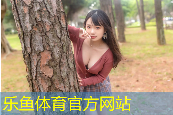 小狗跑到塑胶跑道上